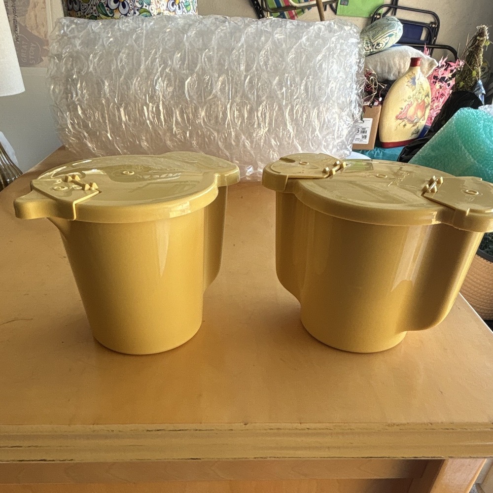 Tupperware Vintage Yellow Plastic Creamer & Sugar Set w/ Lids 574-11 577-9